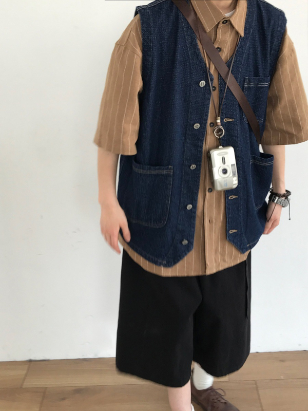 Denim prsluk u japanskom retro stilu, opuštenog kroja, s kopčama u jednoj liniji, s više džepova