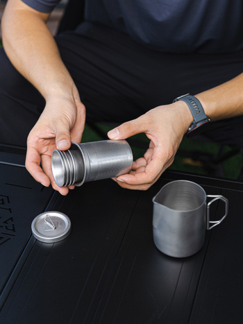 Kültéri 304 rozsdamentes acél teáskészlet, 6 darab, kemping/piknik használatra, tartalmaz teáskannát és teáscsészéket, tűzhelyen is használható