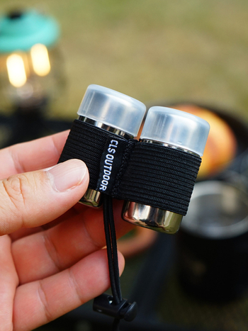 Ārējais mini garšvielu pudeliņu komplekts – 2 gab., nerūsējošais tērauds, pārnēsājams un ultra viegls, apmēram 45 g, ar uzglabāšanas somiņu, 1–2 personām