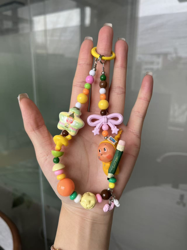 DIY privjesak za telefon i ključač — ručno izrađeni perličasti dizajn s motivom mačka/Snoopy, plast/smola