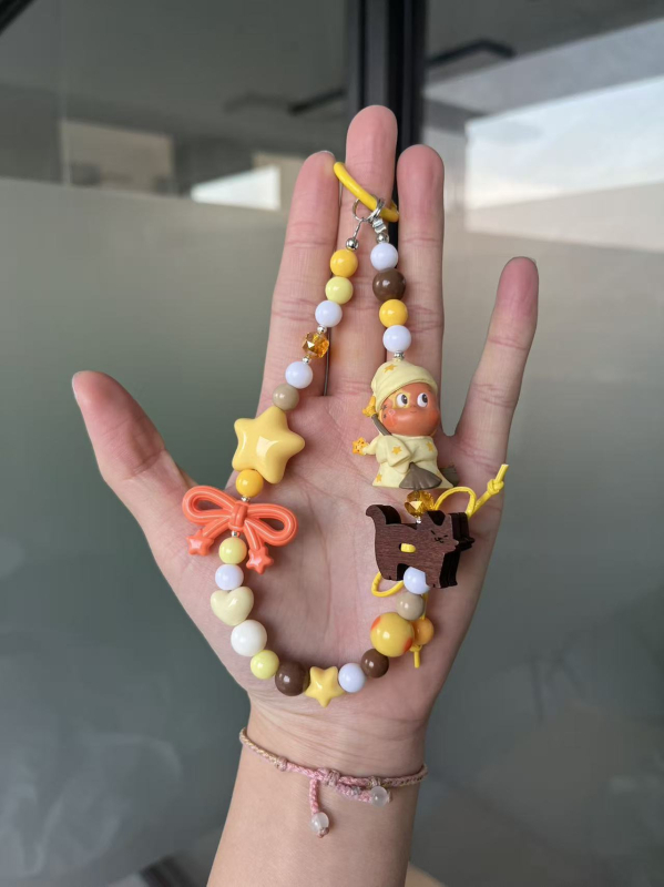 DIY privjesak za telefon i ključač — ručno izrađeni perličasti dizajn s motivom mačka/Snoopy, plast/smola