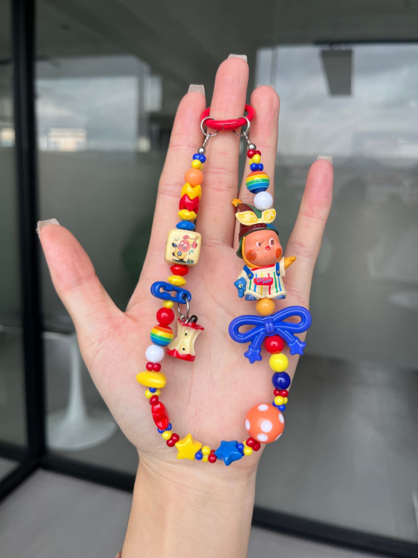 DIY privjesak za telefon i ključač — ručno izrađeni perličasti dizajn s motivom mačka/Snoopy, plast/smola