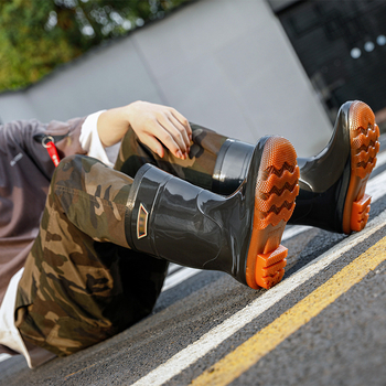 Muške čizme za kišu - gornji dio PVC, potplat od plastike, vodootporne, protuklizne, do srednje duljine potkoljenice