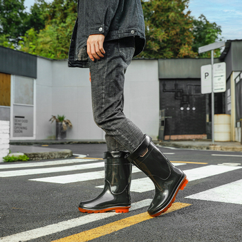 Muške čizme za kišu - gornji dio PVC, potplat od plastike, vodootporne, protuklizne, do srednje duljine potkoljenice