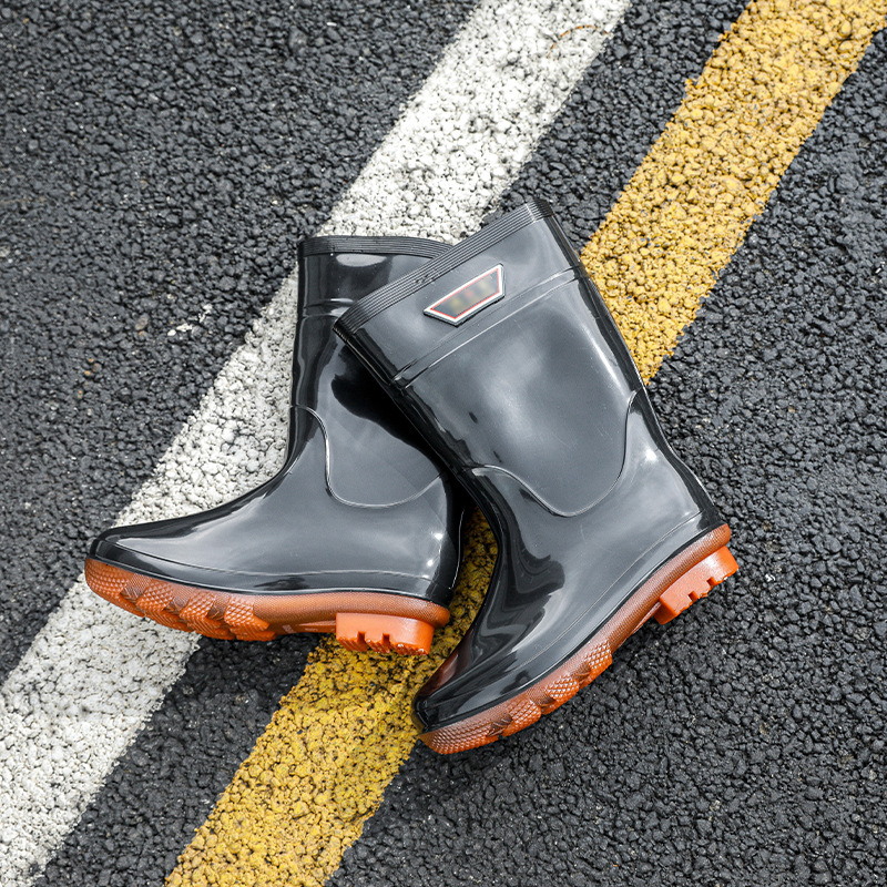 Muške čizme za kišu - gornji dio PVC, potplat od plastike, vodootporne, protuklizne, do srednje duljine potkoljenice
