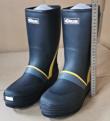 Čizme za ribolov s podom od filca i čavli, protuklizne, srednje visine gornji dio, plastični vrh, za muškarce