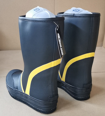 Čizme za ribolov s podom od filca i čavli, protuklizne, srednje visine gornji dio, plastični vrh, za muškarce