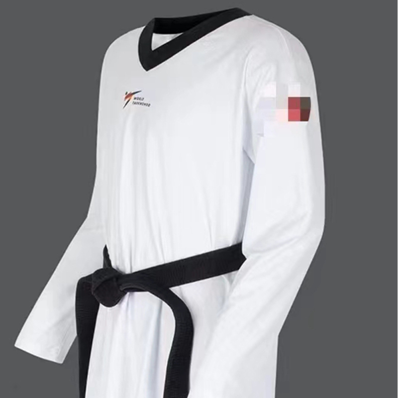 Taekwondo uniforma ar garām piedurknēm un bikšu, četrvirzienu elastīgs poliestera audums, poliestera oderējums ar akrila iekšpusi; universāls gan bērniem, gan pieaugušajiem