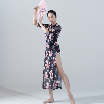 Virágos cheongsam táncruha magas hasítékkal, rövid ujjú, nyomtatott hálós anyag 95% elasztánnal, selyem sállal