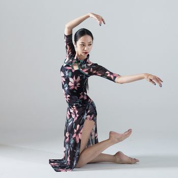 Virágos cheongsam táncruha magas hasítékkal, rövid ujjú, nyomtatott hálós anyag 95% elasztánnal, selyem sállal