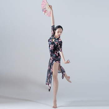 Virágos cheongsam táncruha magas hasítékkal, rövid ujjú, nyomtatott hálós anyag 95% elasztánnal, selyem sállal