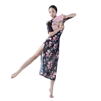 Virágos cheongsam táncruha magas hasítékkal, rövid ujjú, nyomtatott hálós anyag 95% elasztánnal, selyem sállal