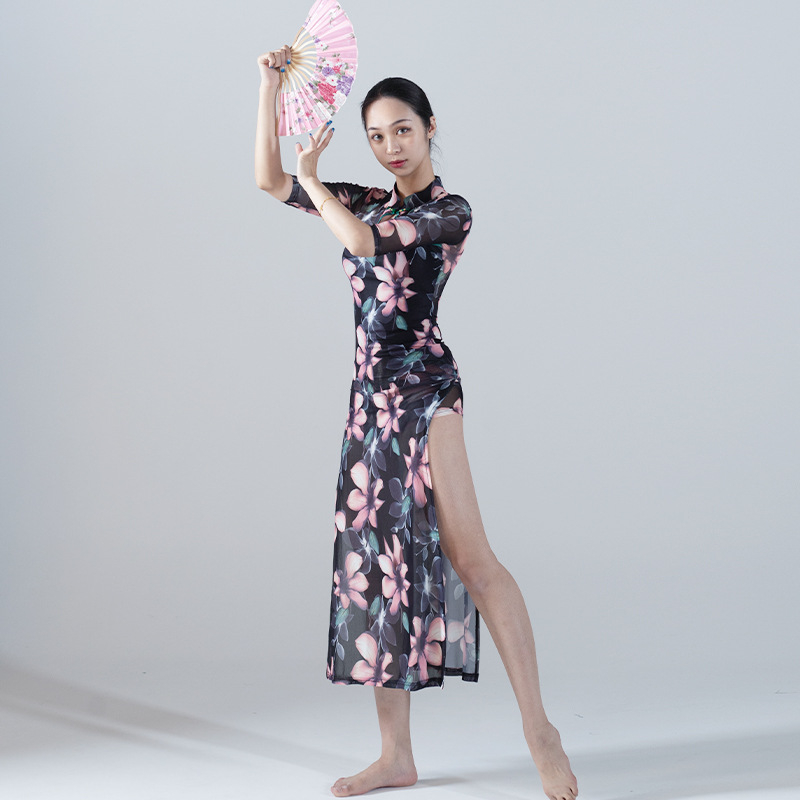 Virágos cheongsam táncruha magas hasítékkal, rövid ujjú, nyomtatott hálós anyag 95% elasztánnal, selyem sállal