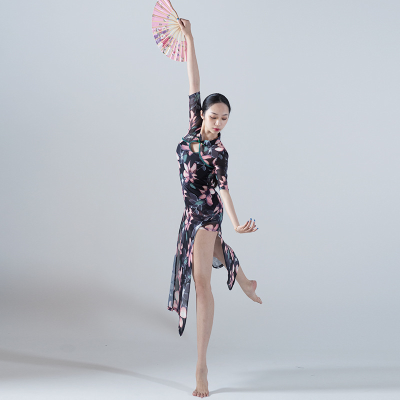 Virágos cheongsam táncruha magas hasítékkal, rövid ujjú, nyomtatott hálós anyag 95% elasztánnal, selyem sállal