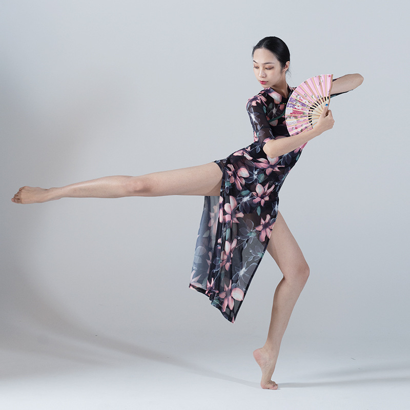 Virágos cheongsam táncruha magas hasítékkal, rövid ujjú, nyomtatott hálós anyag 95% elasztánnal, selyem sállal