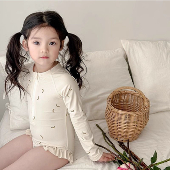 Детски цял бански с дълъг ръкав за момичета, корейски стил флорална шарка и висока еластичност; външен материал найлон, подплата полиестер.