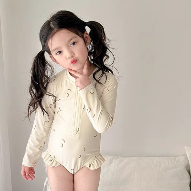 Детски цял бански с дълъг ръкав за момичета, корейски стил флорална шарка и висока еластичност; външен материал найлон, подплата полиестер.