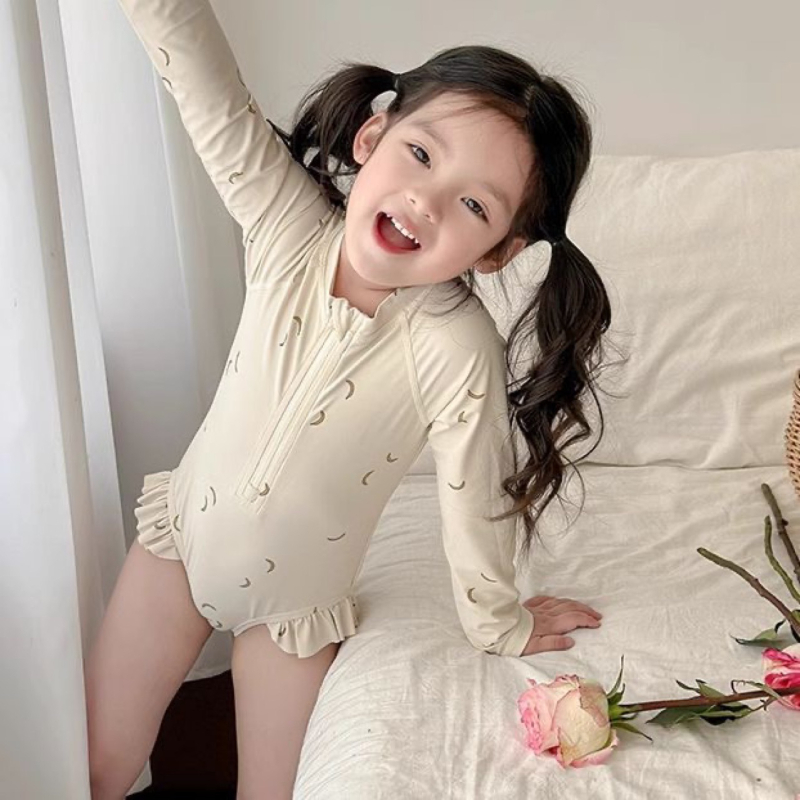 Детски цял бански с дълъг ръкав за момичета, корейски стил флорална шарка и висока еластичност; външен материал найлон, подплата полиестер.