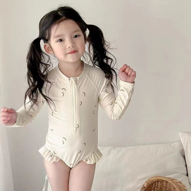 Детски цял бански с дълъг ръкав за момичета, корейски стил флорална шарка и висока еластичност; външен материал найлон, подплата полиестер.