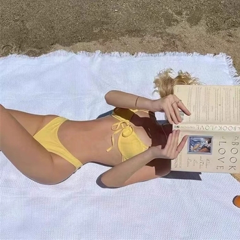 Trokutasti bikini s jastučićima za prsa, visokim izrezom i bez leđa, tkanina Nylon-Spandex (18% Spandex), Podstava Poliester (5% Spandex), 150 g