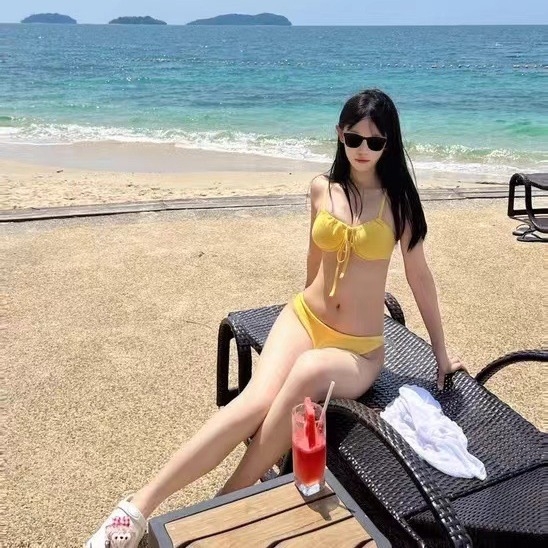 Trokutasti bikini s jastučićima za prsa, visokim izrezom i bez leđa, tkanina Nylon-Spandex (18% Spandex), Podstava Poliester (5% Spandex), 150 g