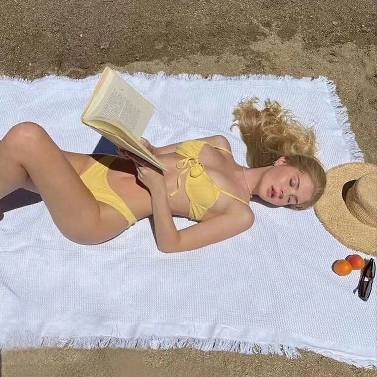 Trokutasti bikini s jastučićima za prsa, visokim izrezom i bez leđa, tkanina Nylon-Spandex (18% Spandex), Podstava Poliester (5% Spandex), 150 g