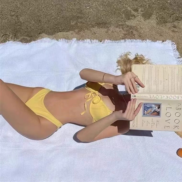 Trokutasti bikini s jastučićima za prsa, visokim izrezom i bez leđa, tkanina Nylon-Spandex (18% Spandex), Podstava Poliester (5% Spandex), 150 g