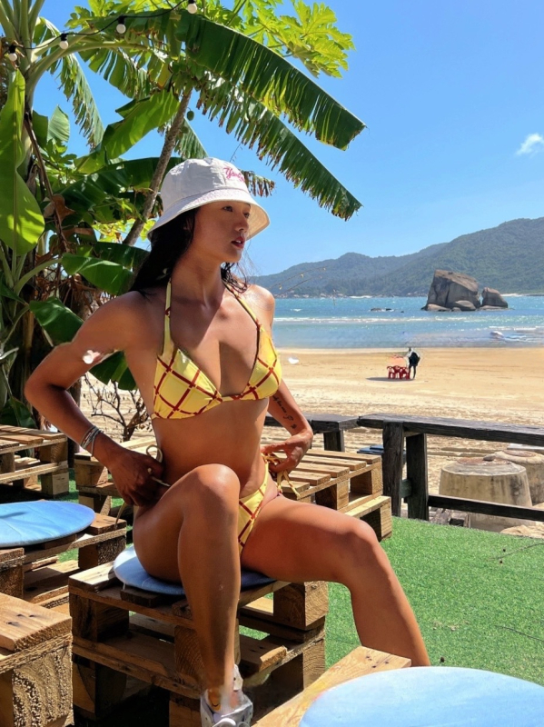Ženski karirani bikini s jastučićima za grudi, bez naramenica, 95% poliester (podstava: poliester + spandex 8%)