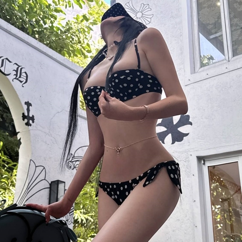 Costum de baie bikini cu model retro cu buline, sexy, fără bretele, cu burete pentru bust; poliester 92%, greutate 200 g, căptușeală 8% spandex