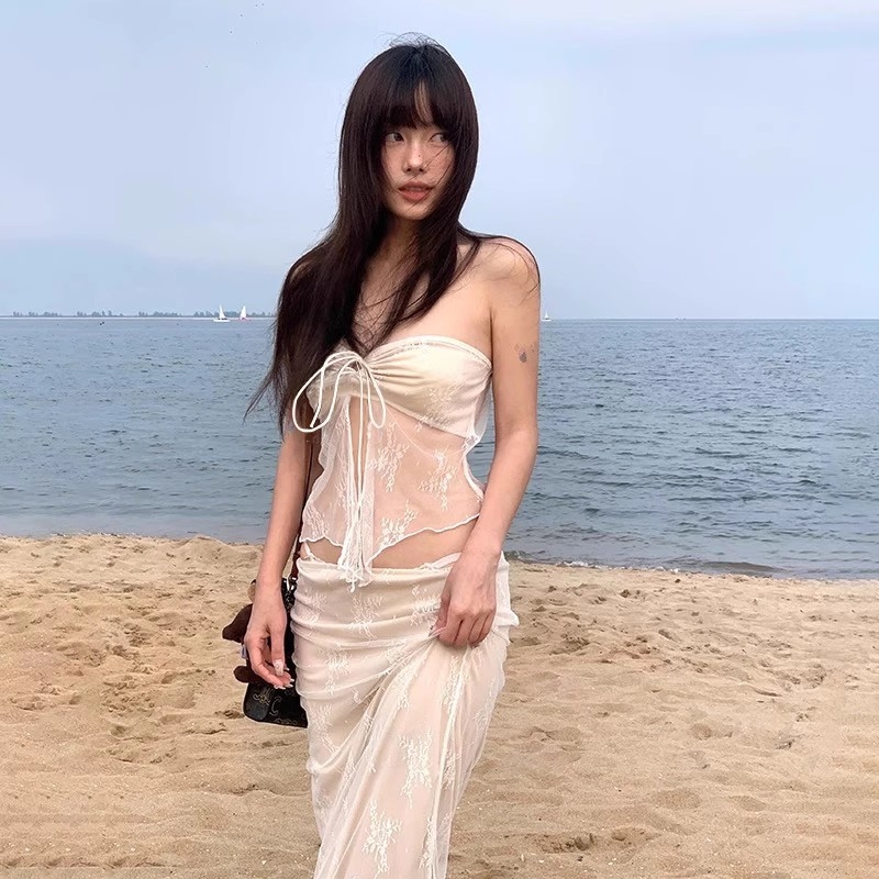 Kupaći s čipkastim tube-topom, bez naramenica, s čeličnom podrškom i bez podstava; tkanina 95% poliester, podstava 100% poliester; pogodno za plivanje