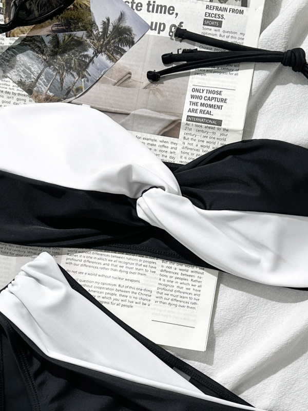 Costum de baie două piese cu panouri – fără mâneci, spate decupat, elasticitate mare; nailon 80%, căptușeală spandex 20%, greutate țesătură 180 g; potrivit pentru înot și activități în apă.