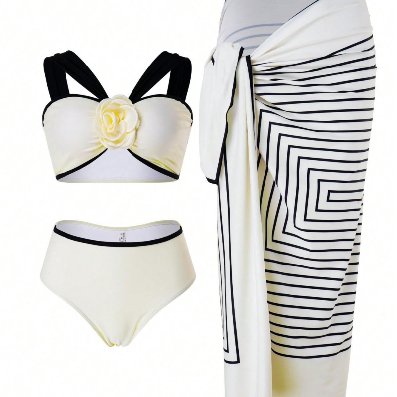 Trodijelni bikini set s prugama i jastučićima za prsa; materijal: poliester s 82% spandex; podstava: poliester.