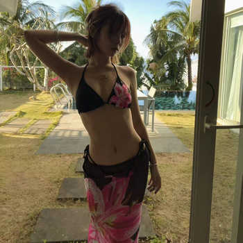 Tri-komponentni bikini kupaći s trakama, otvoreni leđa, otisak ljilana, poliester tkanina s jastučićima za prsa