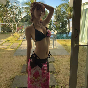 Tri-komponentni bikini kupaći s trakama, otvoreni leđa, otisak ljilana, poliester tkanina s jastučićima za prsa