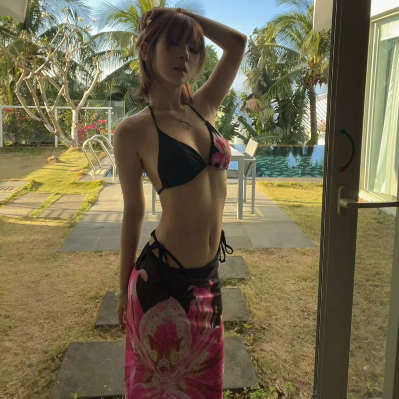 Tri-komponentni bikini kupaći s trakama, otvoreni leđa, otisak ljilana, poliester tkanina s jastučićima za prsa