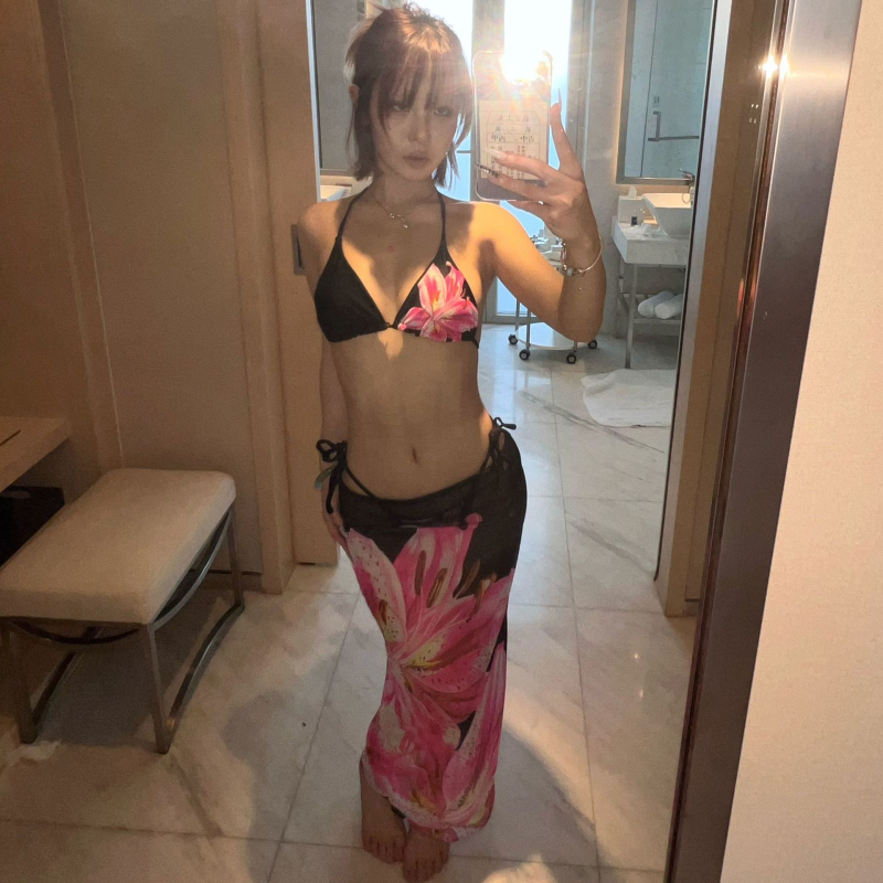 Tri-komponentni bikini kupaći s trakama, otvoreni leđa, otisak ljilana, poliester tkanina s jastučićima za prsa