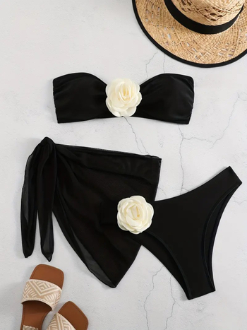 Női két részes fürdőruha, váll nélküli és hátsó kivágású, modern és szexi; anyag: nylon 80% és spandex 20%-os bélés; tömeg 250 g; alsó rész briefs stílus; úszáshoz és vízi sportokhoz