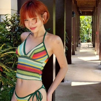 Bikini feminin cu dungi patchwork, fără bretele, cupe căptușite (poliester 92% + căptușeală spandex 8%; greutate 210 g)