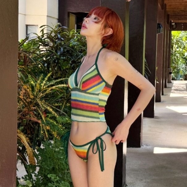 Bikini feminin cu dungi patchwork, fără bretele, cupe căptușite (poliester 92% + căptușeală spandex 8%; greutate 210 g)