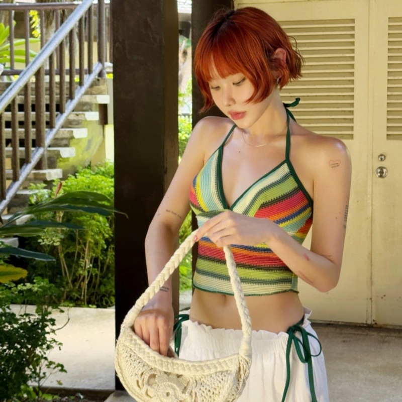 Bikini feminin cu dungi patchwork, fără bretele, cupe căptușite (poliester 92% + căptușeală spandex 8%; greutate 210 g)