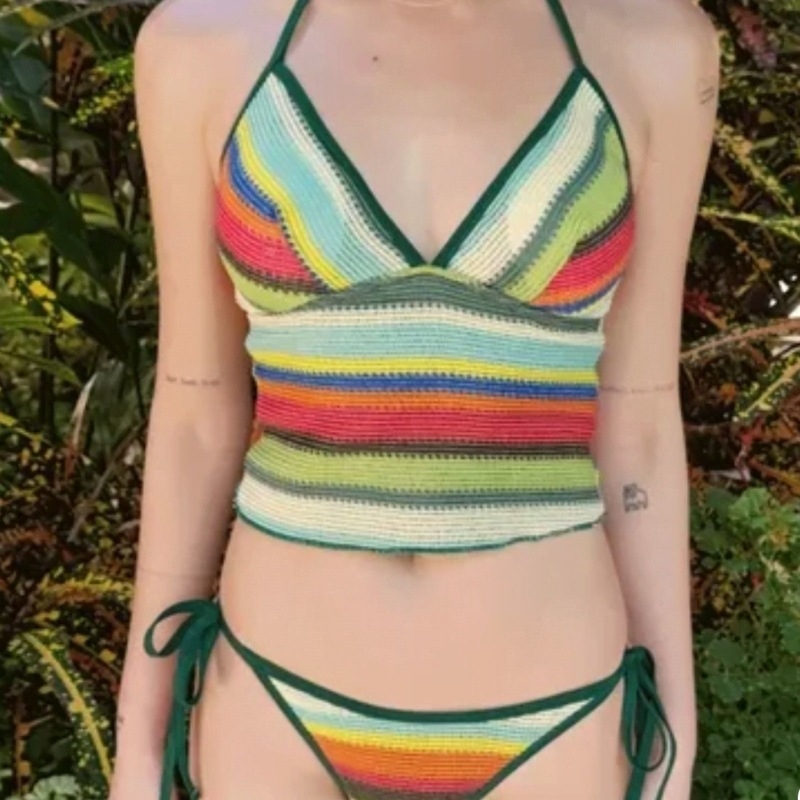 Bikini feminin cu dungi patchwork, fără bretele, cupe căptușite (poliester 92% + căptușeală spandex 8%; greutate 210 g)