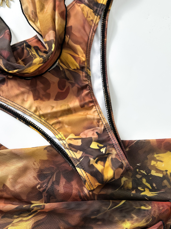 Set de baie din trei piese cu decolteu halter, imprimeu decupat și plasă transparentă în jurul șoldurilor