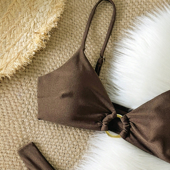 Costum de baie bikini cu top buretat și decor inel; stil solid, sexy și mulat; 82% nailon, 18% spandex; căptușeală: nailon cu 18% spandex; potrivit pentru înot și activități în apă