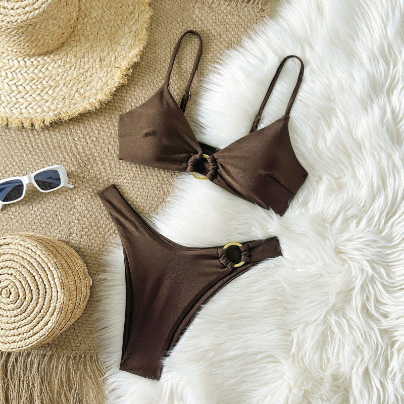 Costum de baie bikini cu top buretat și decor inel; stil solid, sexy și mulat; 82% nailon, 18% spandex; căptușeală: nailon cu 18% spandex; potrivit pentru înot și activități în apă