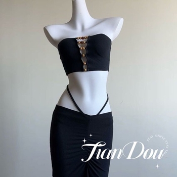 Set de înot din trei piese cu top beaded și rochie lungă despărțită; spate deschis; elasticitate ridicată. Material: 96% poliester, 4% spandex; Captuseală: 95% poliester, 5% elastan; Greutate: 150 g; Pernele pentru sâni incluse