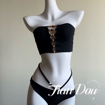 Set de înot din trei piese cu top beaded și rochie lungă despărțită; spate deschis; elasticitate ridicată. Material: 96% poliester, 4% spandex; Captuseală: 95% poliester, 5% elastan; Greutate: 150 g; Pernele pentru sâni incluse