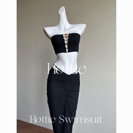 Set de înot din trei piese cu top beaded și rochie lungă despărțită; spate deschis; elasticitate ridicată. Material: 96% poliester, 4% spandex; Captuseală: 95% poliester, 5% elastan; Greutate: 150 g; Pernele pentru sâni incluse