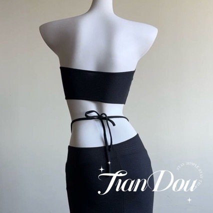 Set de înot din trei piese cu top beaded și rochie lungă despărțită; spate deschis; elasticitate ridicată. Material: 96% poliester, 4% spandex; Captuseală: 95% poliester, 5% elastan; Greutate: 150 g; Pernele pentru sâni incluse