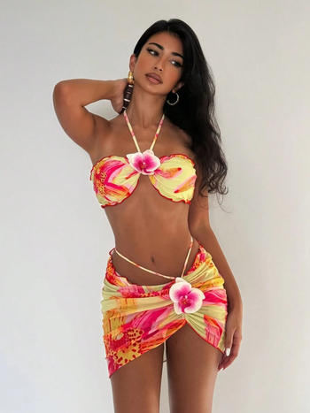 Costum de baie trei piese cu imprimeu, spate decupat și guler halter, croială hip-hugging