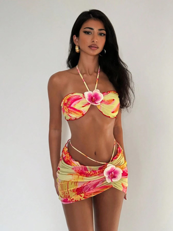 Costum de baie trei piese cu imprimeu, spate decupat și guler halter, croială hip-hugging